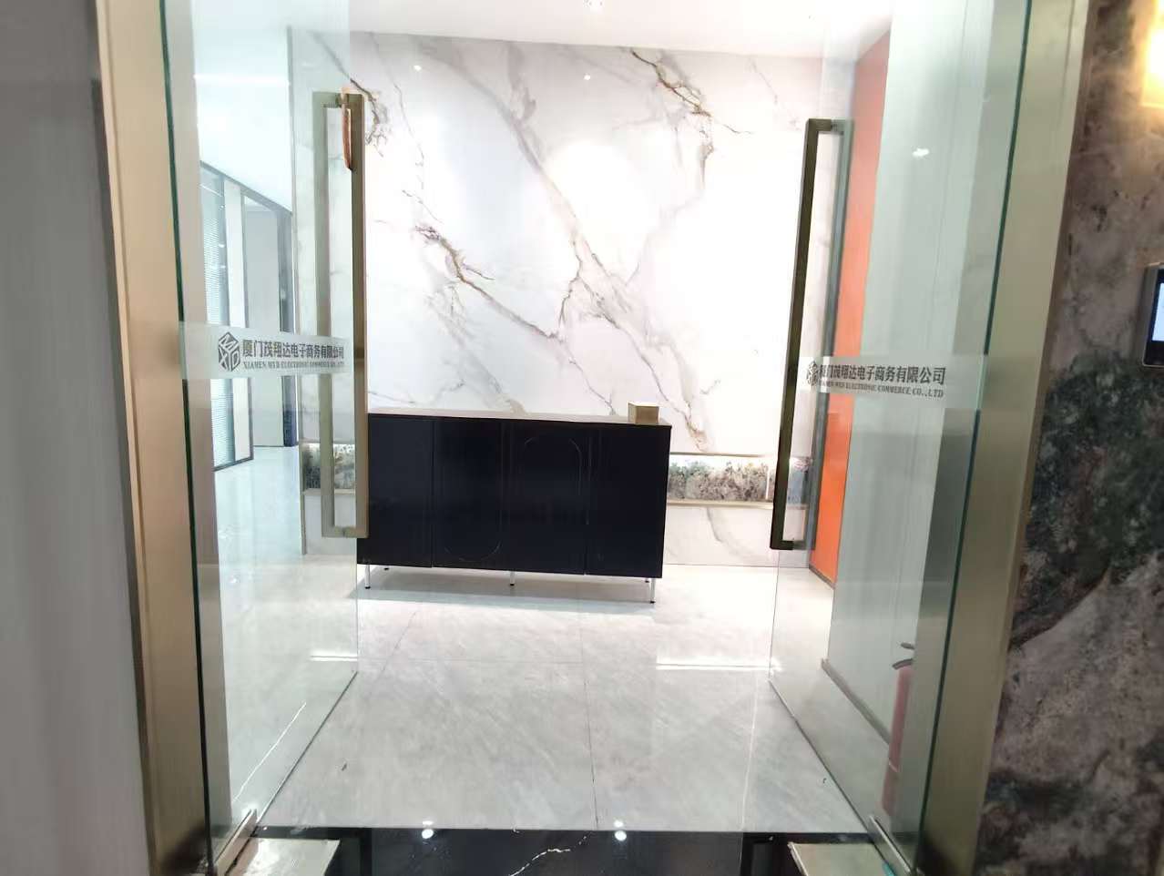 软件园三期F区 F19栋 702-3单元  245平 2隔间  东南角